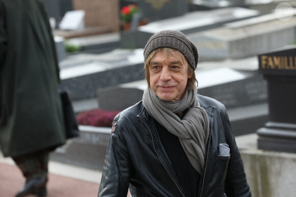 Jean-Louis Aubert lors des obsèques de Véronique Colucci au cimetière communal de Montrouge, le 12 avril 2018.
