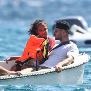 Matt Pokora et sa compagne Christina Milian et leur fils Isaiah sont allés déjeuner avec des amis au restaurant de plage Le Layet au Lavandou le 20 juillet 2020.