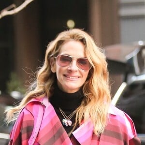 Julia Roberts porte un trench multicolore dans les rues de New York, le 3 décembre 2018
