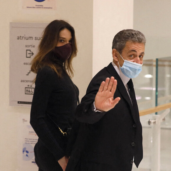 Sorties - 1er jour des plaidoiries de la défense - Nicolas Sarkozy quitte la salle d'audience avec sa femme Carla Bruni Sarkozy - procès des "écoutes téléphoniques" ( affaire Bismuth) au tribunal de Paris - paris le 9 décembre 2020 © Christophe Clovis / Bestimage 