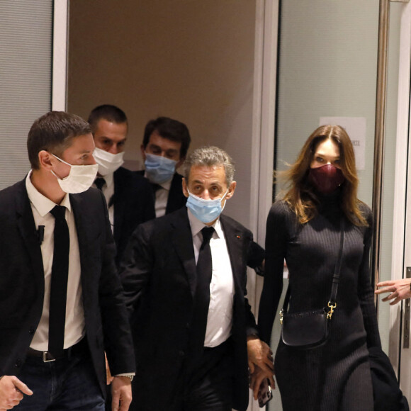 Sorties - 1er jour des plaidoiries de la défense - Nicolas Sarkozy quitte la salle d'audience avec sa femme Carla Bruni Sarkozy - procès des "écoutes téléphoniques" ( affaire Bismuth) au tribunal de Paris - paris le 9 décembre 2020 © Christophe Clovis / Bestimage 