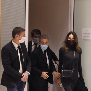 Sorties - 1er jour des plaidoiries de la défense - Nicolas Sarkozy quitte la salle d'audience avec sa femme Carla Bruni Sarkozy - procès des "écoutes téléphoniques" ( affaire Bismuth) au tribunal de Paris - paris le 9 décembre 2020 © Christophe Clovis / Bestimage 