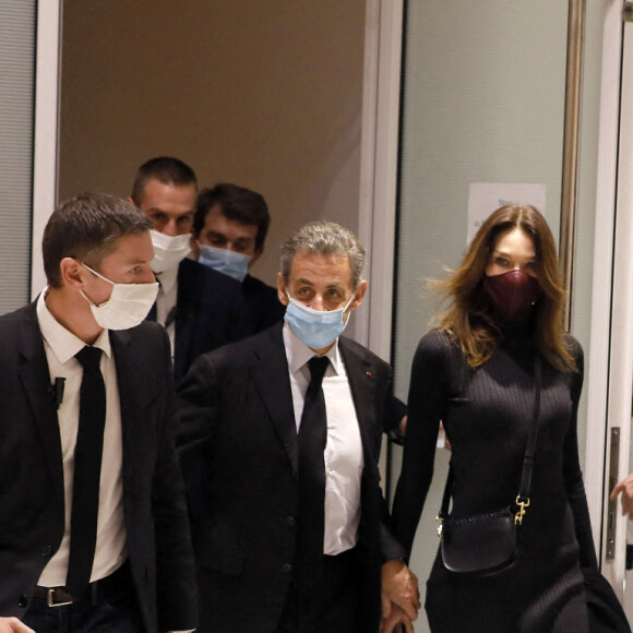 Sorties - 1er jour des plaidoiries de la défense - Nicolas Sarkozy quitte la salle d'audience avec sa femme Carla Bruni Sarkozy - procès des "écoutes téléphoniques" ( affaire Bismuth) au tribunal de Paris - paris le 9 décembre 2020 © Christophe Clovis / Bestimage 