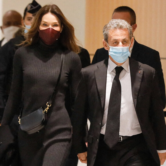 1er jour des plaidoiries de la défense - Nicolas Sarkozy arrive avec sa femme Carla Bruni Sarkozy procès des "écoutes téléphoniques" ( affaire Bismuth) au tribunal de Paris le 9 décembre 2020. © Christophe Clovis / Bestimage  1st day of defense pleadings - Nicolas Sarkozy arrives with his wife Carla Bruni Sarkozy for the "wiretapping" trial (Bismuth case) at the Paris court on December 9, 2020. 