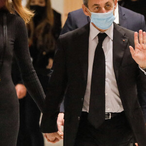 1er jour des plaidoiries de la défense - Nicolas Sarkozy arrive avec sa femme Carla Bruni Sarkozy procès des "écoutes téléphoniques" ( affaire Bismuth) au tribunal de Paris le 9 décembre 2020. © Christophe Clovis / Bestimage  1st day of defense pleadings - Nicolas Sarkozy arrives with his wife Carla Bruni Sarkozy for the "wiretapping" trial (Bismuth case) at the Paris court on December 9, 2020. 