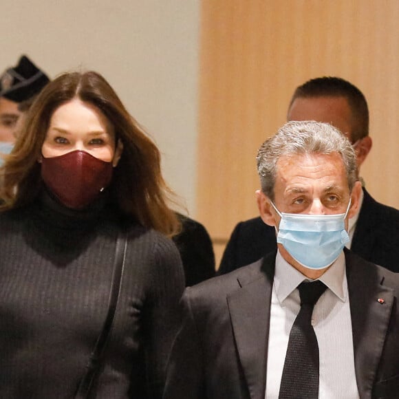 1er jour des plaidoiries de la défense - Nicolas Sarkozy arrive avec sa femme Carla Bruni Sarkozy procès des "écoutes téléphoniques" ( affaire Bismuth) au tribunal de Paris le 9 décembre 2020. © Christophe Clovis / Bestimage  1st day of defense pleadings - Nicolas Sarkozy arrives with his wife Carla Bruni Sarkozy for the "wiretapping" trial (Bismuth case) at the Paris court on December 9, 2020. 