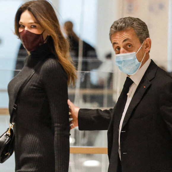1er jour des plaidoiries de la défense - Nicolas Sarkozy arrive avec sa femme Carla Bruni Sarkozy procès des "écoutes téléphoniques" ( affaire Bismuth) au tribunal de Paris le 9 décembre 2020. © Christophe Clovis / Bestimage  1st day of defense pleadings - Nicolas Sarkozy arrives with his wife Carla Bruni Sarkozy for the "wiretapping" trial (Bismuth case) at the Paris court on December 9, 2020. 