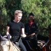 Amber Heard - Amber Heard fait de l'équitation avec sa compagne et des amis à Los Angeles, le 28 novembre 2020.