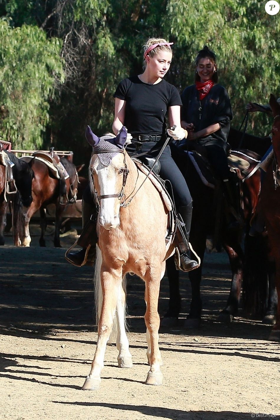 Amber Heard - Amber Heard fait de l&#039;équitation avec sa compagne et des amis à Los Angeles, le 28 novembre 2020.