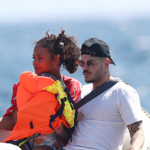 Matt Pokora et sa compagne Christina Milian et leur fils Isaiah sont allés déjeuner avec des amis au restaurant de plage Le Layet au Lavandou le 20 juillet 2020.