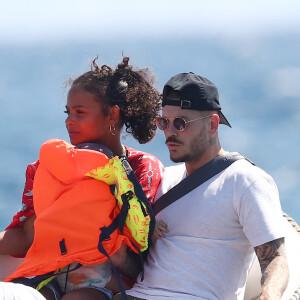 Matt Pokora et sa compagne Christina Milian et leur fils Isaiah sont allés déjeuner avec des amis au restaurant de plage Le Layet au Lavandou le 20 juillet 2020.