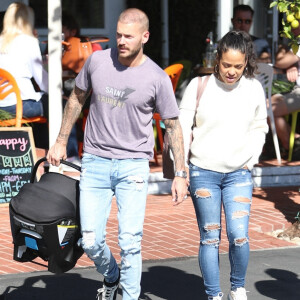 Matt Pokora et sa compagne Christina Milian se baladent avec leur fils Isaiah dans le quartier de West Hollywood à Los Angeles. La petite famille est allée déjeuner chez Fred Segal. Le 11 février 2020 