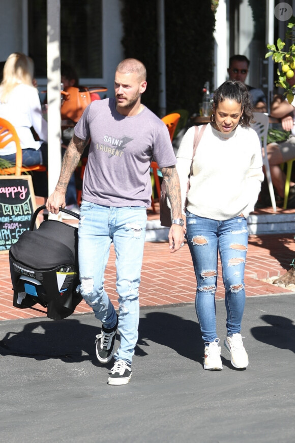 Matt Pokora et sa compagne Christina Milian se baladent avec leur fils Isaiah dans le quartier de West Hollywood à Los Angeles. La petite famille est allée déjeuner chez Fred Segal. Le 11 février 2020 