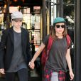 Elliot Page, portant toujours sa casquette verte et une chemise à carreaux, et sa compagne Emma Portner sortent de leur hôtel, The Bowery Hotel, à New York. Le 13 septembre 2017