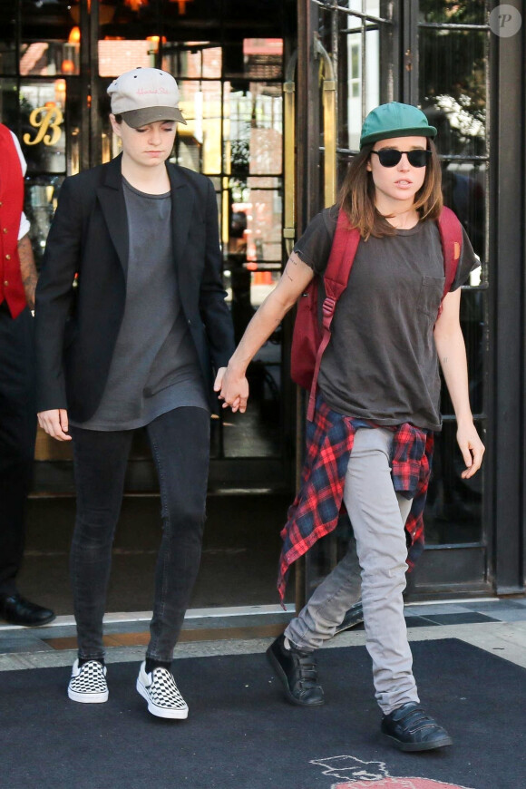 Elliot Page, portant toujours sa casquette verte et une chemise à carreaux, et sa compagne Emma Portner sortent de leur hôtel, The Bowery Hotel, à New York. Le 13 septembre 2017
