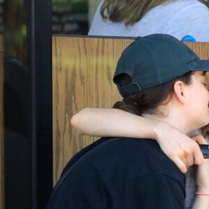 Elliot Page câline et embrasse sa compagne Emma Portner après avoir acheté des cafés à emporter au Cafe Gratitude à West Hollywood, le 12 juillet 2017