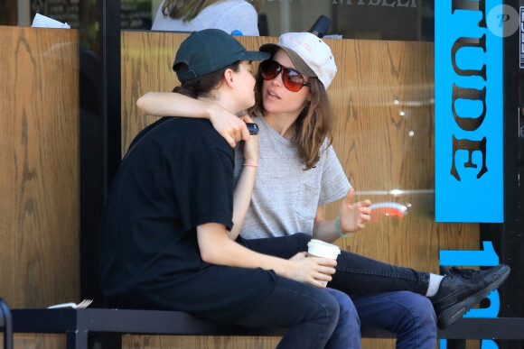 Elliot Page câline et embrasse sa compagne Emma Portner après avoir acheté des cafés à emporter au Cafe Gratitude à West Hollywood, le 12 juillet 2017