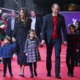 Prince William, Kate Middleton et leurs enfants sur le tapis rouge du  London's Palladium Theatre. 