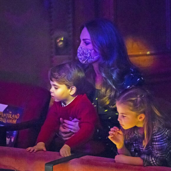 Prince William, Kate Middleton et leurs enfants sur le tapis rouge du London's Palladium Theatre. 11 décembre 2020