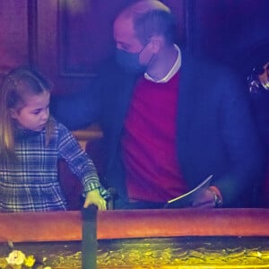 Le prince William, duc de Cambridge, et Catherine (Kate) Middleton, duchesse de Cambridge, avec leurs enfants le prince George, la princesse Charlotte et le prince Louis ont assisté à un spectacle donné en l'honneur des personnes qui ont été mobilisées pendant la pandémie au Palladium à Londres, Royaume Uni, le 11 décembre 2020.