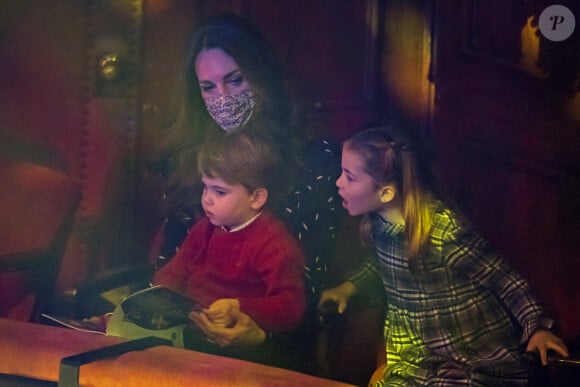 Catherine (Kate) Middleton, duchesse de Cambridge, avec ses enfants, la princesse Charlotte et le prince Louis ont assisté à un spectacle donné en l'honneur des personnes qui ont été mobilisées pendant la pandémie au Palladium à Londres, Royaume Uni, le 11 décembre 2020.