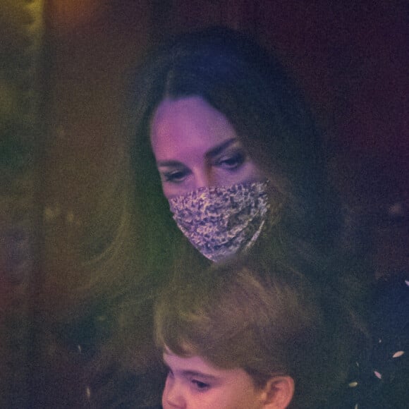 Catherine (Kate) Middleton, duchesse de Cambridge, avec ses enfants, la princesse Charlotte et le prince Louis ont assisté à un spectacle donné en l'honneur des personnes qui ont été mobilisées pendant la pandémie au Palladium à Londres, Royaume Uni, le 11 décembre 2020.