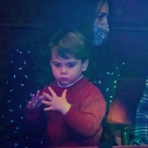 Catherine (Kate) Middleton, duchesse de Cambridge, avec ses enfants, la princesse Charlotte et le prince Louis ont assisté à un spectacle donné en l'honneur des personnes qui ont été mobilisées pendant la pandémie au Palladium à Londres, Royaume Uni, le 11 décembre 2020.