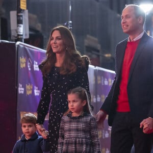 Le prince William, duc de Cambridge, et Catherine (Kate) Middleton, duchesse de Cambridge, avec leurs enfants le prince George, la princesse Charlotte et le prince Louis ont assisté à un spectacle donné en l'honneur des personnes qui ont été mobilisées pendant la pandémie au Palladium à Londres, Royaume Uni, le 11 décembre 2020.