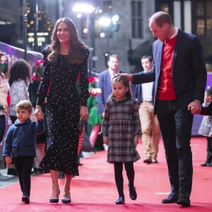 Le prince William, duc de Cambridge, et Catherine (Kate) Middleton, duchesse de Cambridge, avec leurs enfants le prince George, la princesse Charlotte et le prince Louis ont assisté à un spectacle donné en l'honneur des personnes qui ont été mobilisées pendant la pandémie au Palladium à Londres, Royaume Uni.