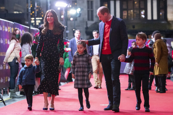 Le prince William, duc de Cambridge, et Catherine (Kate) Middleton, duchesse de Cambridge, avec leurs enfants le prince George, la princesse Charlotte et le prince Louis ont assisté à un spectacle donné en l'honneur des personnes qui ont été mobilisées pendant la pandémie au Palladium à Londres, Royaume Uni.