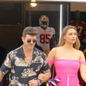 Robin Thicke et sa fiancée April Love Geary quittent une fête du pré-Super Bowl à Miami le 1er février 2020. 