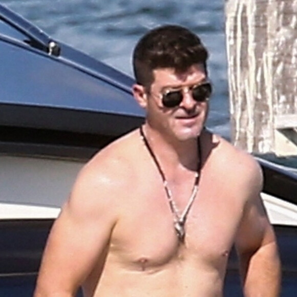 Exclusif - Robin Thicke et sa fiancée April Love Geary passent la journée sur un yacht avec des amis au large de Miami, le 22 novembre 2019