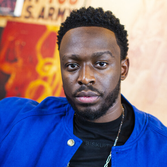 Exclusif - Dadju - Backstage de l'émission "Psychodon, Unis face aux maladies psychiques" à l'Olympia à Paris et diffusée sur C8, le 6 octobre 2020. Le Psychodon s'est donné pour missions d'informer, de sensibiliser et de mobiliser sur les maladies psychiques autour de trois grands axes : la recherche, l'accompagnement des personnes touchées par ces maladies et de leur proches, le développement d'actions de prévention sur les territoires. Les dons collectés à l'occasion de ces évènements permettent notamment de soutenir des projets accompagnés par le programme Maladies psychiques de la Fondation de France. Douze millions de personnes sont concernées par les maladies psychiques en France : schizophrénie, troubles bipolaires, dépressions chroniques... Mais cet enjeu de santé publique majeur demeure largement tabou. Il y subsiste également de nombreux préjugés : par exemple, 2 Français sur 5 associent les maladies mentales à la folie. © Pierre Perusseau/Bestimage