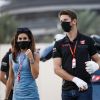 Romain Grosjean, blessé aux mains, et sa femme Marion arrivent au Grand Prix de Sakhir le 6 décembre 2020. © Dppi / Panoramic / Bestimage