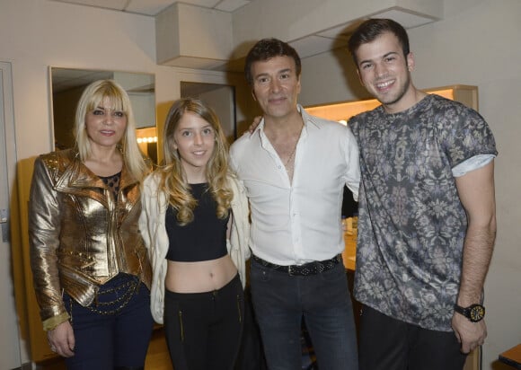 Tony Carreira et sa femme Fernanda Antunes entre leurs enfants Sara et David - People au concert exceptionnel de Tony Carreira au Palais des Sports à Paris, le 12 avril 2014.  P