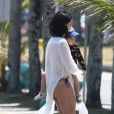 Exclusif - Morena Baccarin profite de la plage avec sa famille à Rio de Janeiro, Brésil, le 4 février 2019.   Exclusive - For Germany Call For Price - Actress Morena Baccarin enjoys a day at the beach with her family in Rio de Janeiro, Brazil, on February 3, 2019 . Morena is seen on the beach with her husband Ben McKenzie, her children, and friends. 