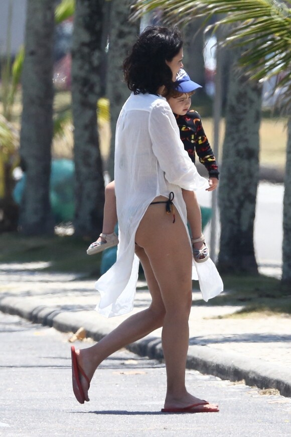 Exclusif - Morena Baccarin profite de la plage avec sa famille à Rio de Janeiro, Brésil, le 4 février 2019.  Exclusive - For Germany Call For Price - Actress Morena Baccarin enjoys a day at the beach with her family in Rio de Janeiro, Brazil, on February 3, 2019 . Morena is seen on the beach with her husband Ben McKenzie, her children, and friends. 