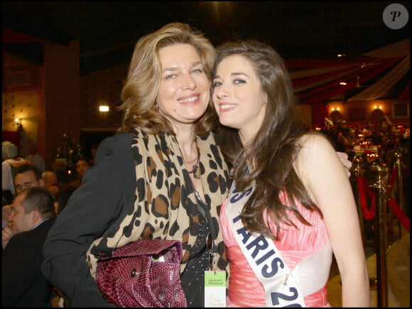 Patricia Barzyk (Miss France 1980) et sa fille Sarah Barzyk (Miss Paris 2008) lors de l'élection Miss France 2009 au Puy-du-fou.