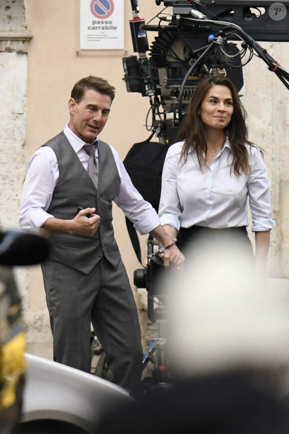 Tom Cruise et Hayley Atwell sur le tournage du film "Mission Impossible 7" à Rome, le 24 novembre 2020.