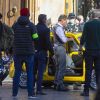 Tom Cruise tourne une scène de Mission Impossible 7 à Rome dans une Fiat 500 jaune le 22 novembre 2020.