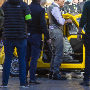 Tom Cruise tourne une scène de Mission Impossible 7 à Rome dans une Fiat 500 jaune le 22 novembre 2020.