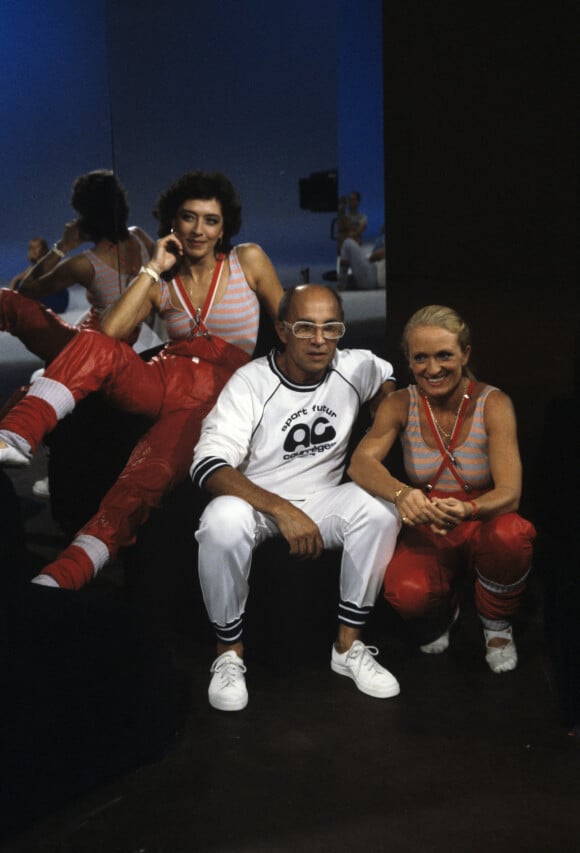Archives - En France, à Paris, assis sur le plateau de l'émission Gym Tonic, Davina Delor, André Courrèges et Véronique de Villèle le 6 octobre 1983.