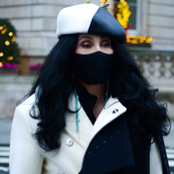 La chanteuse Cher à la sortie des studios BBC à Londres. Le 9 décembre 2020.
