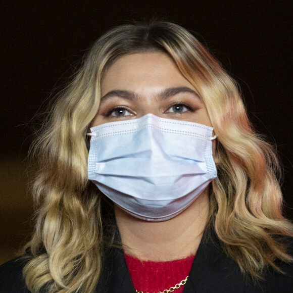 La chanteuse Louane lors de la cérémonie d'illumination des Champs-Elysées à Paris le 22 novembre 2020. Louane Emera est la marraine de la 40e cérémonie d'illumination des Champs-Elysées. © JB Autissier / Panoramic / Bestimage