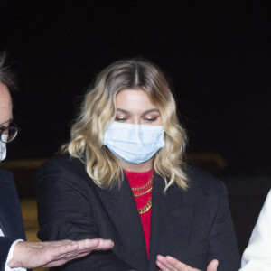 La chanteuse Louane lors de la cérémonie d'illumination des Champs-Elysées à Paris le 22 novembre 2020. © JB Autissier / Panoramic / Bestimage