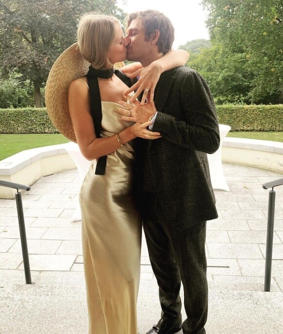 Le mannequin Toni Garrn et l'acteur Alex Pettyfer se sont mariés le 4 octobre 2020 à Hambourg, en Allemagne, après s'être fiancés pendant les fêtes de fin d'année 2019. 