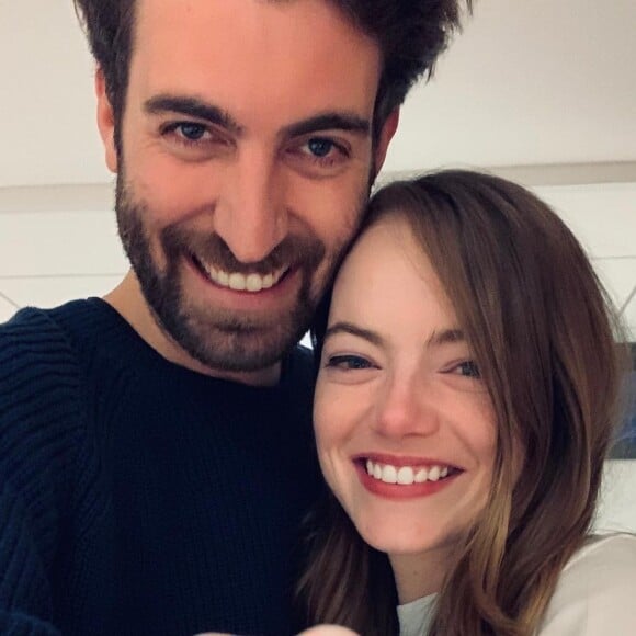 Emma Stone et le réalisateur Dave McCary se sont mariés à l'été 2020 dans le plus grand secret. Le couple avait annoncé ses fiançailles en décembre 2019 et a été contraint de reporter son mariage prévu en mars 2020 à cause de la pandémie.