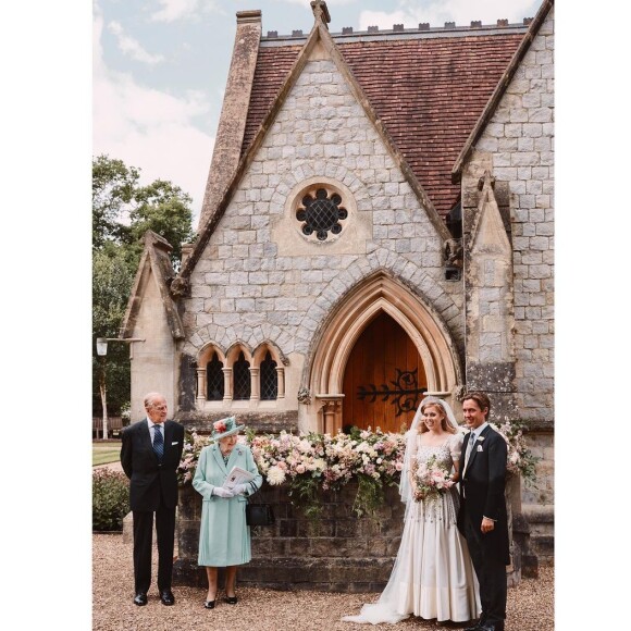 La princesse Beatrice et le riche promoteur immobilier italien Edoardo Mapelli Mozzi se sont mariés lors d'une cérémonie improvisée au Royal Lodge de Windsor, le 17 juillet 2020. Elizabeth II et le prince Philip ont pu assister aux noces à distance. La mariée portait une robe et une tiare en diamants prêtée par sa grand-mère la reine. Crise sanitaire oblige, le grand mariage prévu à St James's Palace fin mai avait été annulé. Le couple se fréquente depuis près de deux ans.