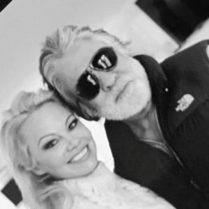 Pamela Anderson et le producteur Jon Peters, amis depuis plus de 30 ans, en ont surpris plus d'un en annonçant leur mariage le 20 janvier 2020... Sauf qu'aucun contrat légal n'a été signé et le couple a finalement rompu douze jours plus tard.