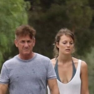 Sean Penn et sa jeune compagne Leila George se sont mariés le 30 juillet 2020. L'acteur de 60 ans a lui-même raconté avoir épousé la comédienne de 28 ans à la maison, par visioconférence avec un délégué du comté de Los Angeles. Ici, le couple à Los Angeles, le 26 septembre 2019.